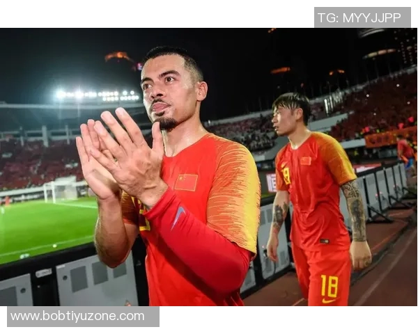 最后时刻U22国足角球争议鲍世蒙拔角旗杆遭黄牌处罚后幽默插回 最后时刻U22国足角球争议鲍世蒙拔角旗杆遭黄牌处罚后幽默插回